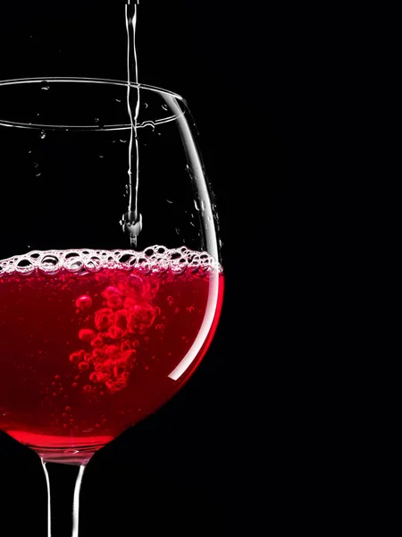 Vidro de silhueta elegante de vinho tinto sobre fundo preto — Fotografia de Stock