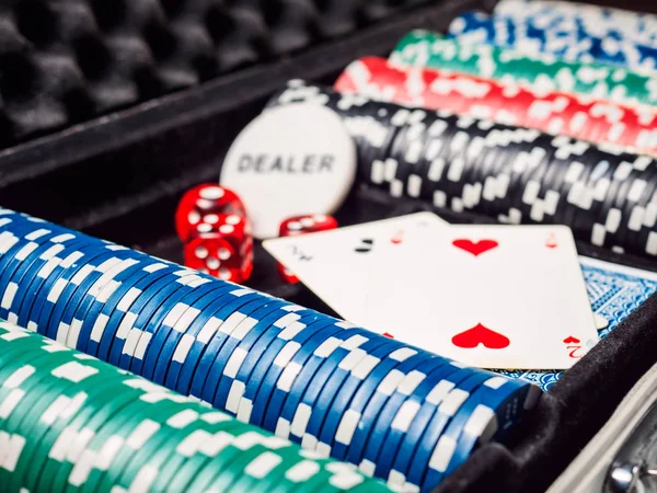 Conjunto de fichas ou contadores de poker com cartão e dados em estojo metálico — Fotografia de Stock