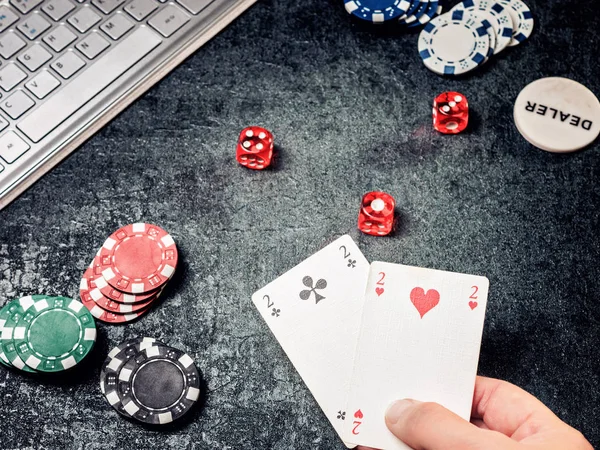 Set di poker chip o contatore con carta, computer dadi . — Foto Stock