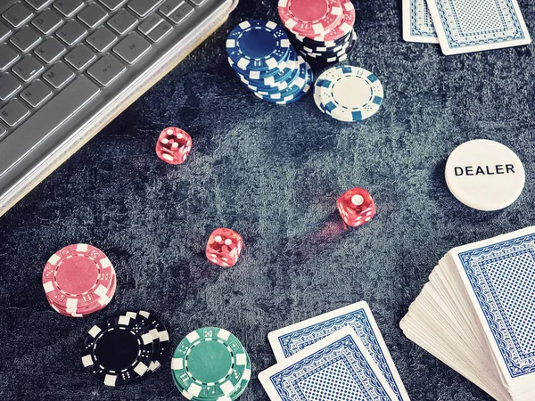 Conjunto de fichas de poker ou contador com cartão, computador de dados . — Fotografia de Stock