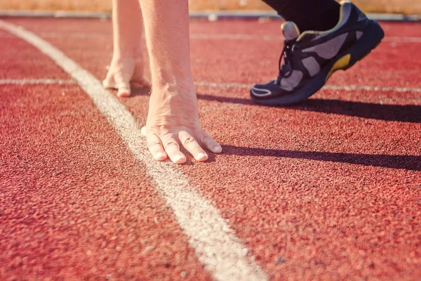 Çalıştırıcısı başlangıç konumu'nda. Başlangıç çizgisine ellerde.