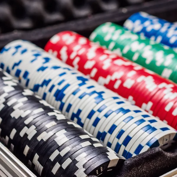 Conjunto de fichas ou contadores de poker com cartão e dados em estojo metálico — Fotografia de Stock