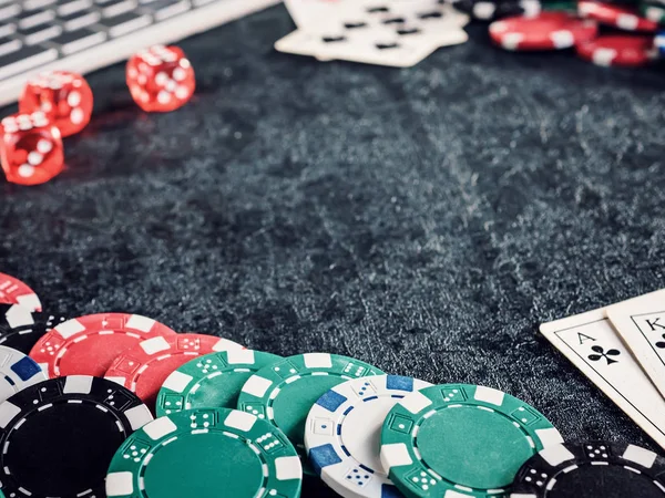 Conjunto de fichas de poker ou contador com cartão, computador de dados . — Fotografia de Stock