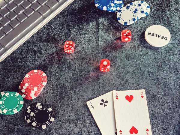 Conjunto de fichas de poker ou contador com cartão, computador de dados . — Fotografia de Stock