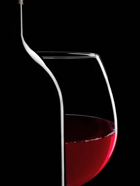 Κομψή σιλουέτα μπουκάλι κόκκινο κρασί και γυαλί σε μαύρο φόντο — Φωτογραφία Αρχείου