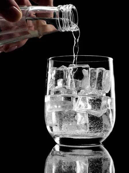 Botella de agua mineral de soda vertiendo en el vaso — Foto de Stock