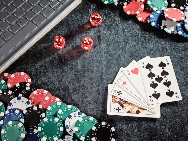 Conjunto de fichas de poker ou contador com cartão, computador de dados . — Fotografia de Stock