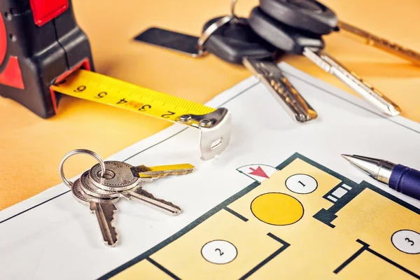 Linking new key on project plan of apartment house — Stock Photo, Image