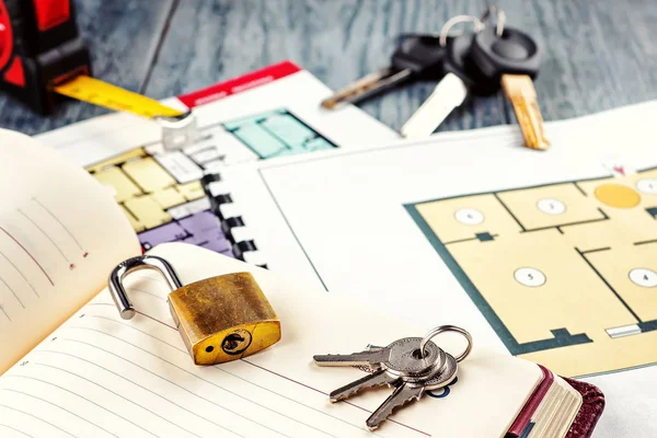 Linking new key on project plan of apartment house — Stock Photo, Image