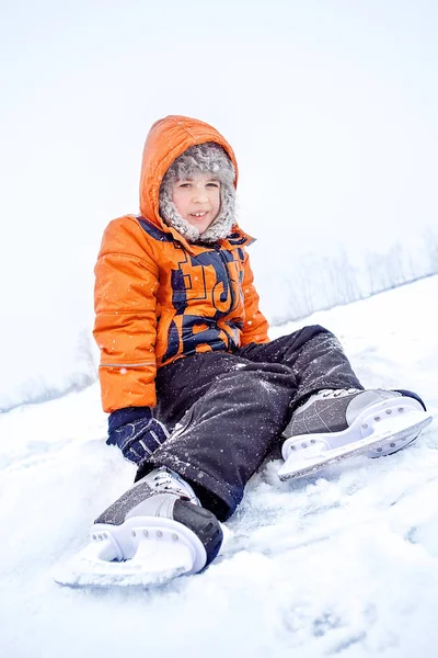 Stanco di allenamento ginnastica ragazzo adolescente sulla neve vicino pattinaggio pista di pattinaggio in pattinaggio di hockey — Foto Stock