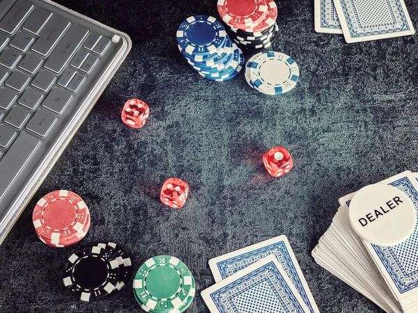 Conjunto de fichas de poker ou contador com cartão, computador de dados . — Fotografia de Stock