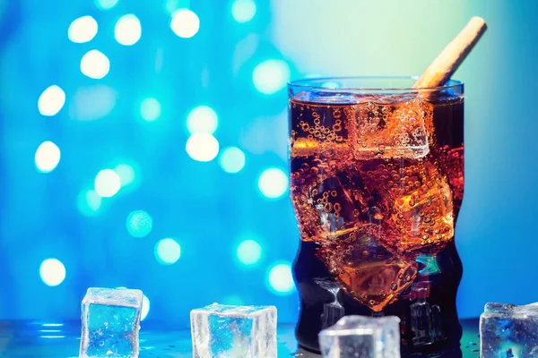 Cola en vaso de agua con hielo cubo dulce gaseoso bebida gaseosa comida rápida con grandes calorías — Foto de Stock