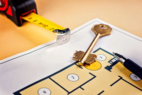 Linking new key on project plan of apartment house — Stock Photo, Image