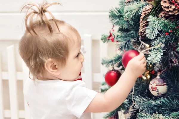 Cute little Baby dziewczyna cieszy się Boże Narodzenie Boże Narodzenie nowy rok wakacje — Zdjęcie stockowe