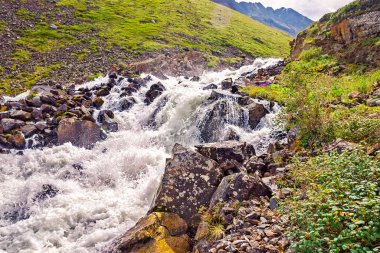 Güzel manzara nehir dağ Buzulu çözülme düşmek