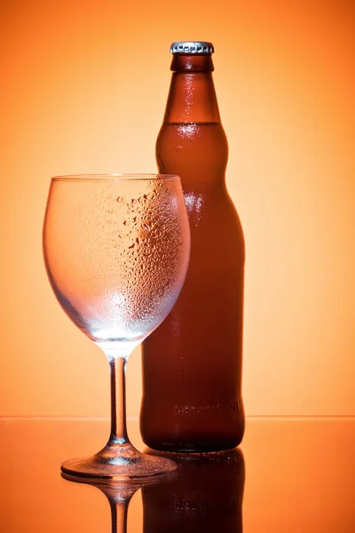 Fles bier en glas leeg condensaat koud verfrissend — Stockfoto