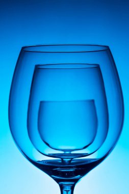 Üç boş bardağı Difüzyon üzerinde kırmızı şarap için arka plan soyut yaktı.