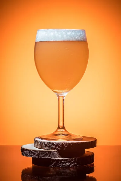 Fles bier en glas vol schuim condensaat koude vernieuwen — Stockfoto
