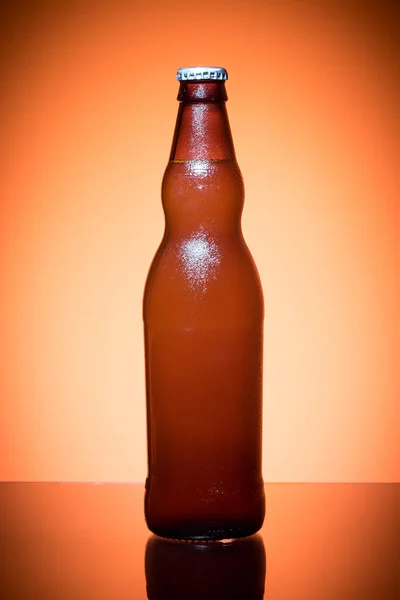 Botella de cerveza de condensado completo refrescante en frío — Foto de Stock