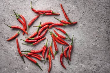 Gri taş beton arka plan tablo organik taze gıda kavramı tarım hasat üzerinde sıcak biber biber