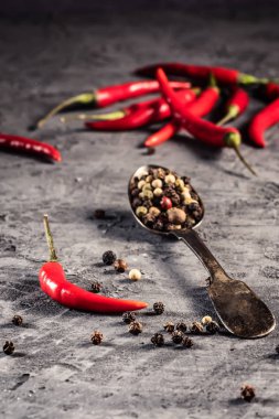 Kırmızı sıcak biber biber biber ve biber tohum topu Meksikalı yemek pişirmek için taş tablosundaki madde, Trendy görüntü en az rustik tarzda tonda