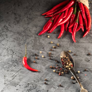 Kırmızı sıcak biber biber, kırmızı biber ve biber tohum topu Meksikalı yemek pişirmek için taş tablosundaki madde, Trendy tonlu görüntü en az rustik tarzı düz yatıyordu Üstten Görünüm