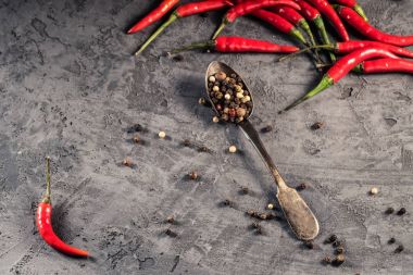 Sıcak kırmızı biber biber, kırmızı biber ve biber tohum topu taş tablo Trendy yemek Meksika için madde üzerinde görüntü en az rustik tarzda tonda