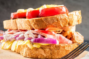 Sahanda yumurta kırmızı tatlı biber ve sandviç jambon ve beyaz tabakta mevsim sebzeleri ile dilim kızarmış. Ev yapımı yaşam tarzı yemek kahvaltı kavramı 