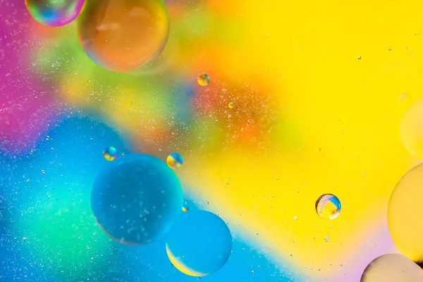 彩色背景油在水面泡沫肥皂的泡沫化学作用宏观射击接近液体不混合 — 图库照片