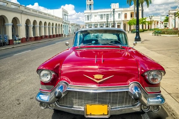 Cienfuegos , CUBA - 22 MARCH 2012 : Red Old retro Car on authentic streets Cuba Cienfuegos — Stock Photo, Image