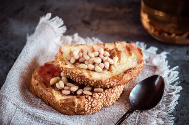 Susam tohumu ev yapımı kek çam fıstığı keten pamuk peçete üzerinde süslenmiş yığını ile ekmek tost