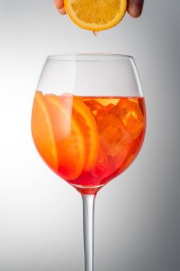 Hafif alkollü kokteyl Aperol spritz serinletici yaz bir 