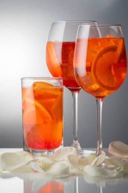 Hafif alkollü kokteyl Aperol spritz serinletici yaz bir 
