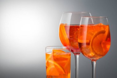 Hafif alkollü kokteyl Aperol spritz serinletici yaz bir 