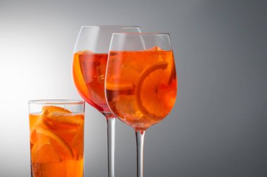 Hafif alkollü kokteyl Aperol spritz serinletici yaz bir 