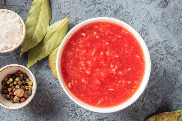 Domates sosu ve baharatlar borsch çorbası yemek pişirmek için