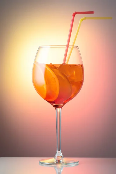 Verano refrescante cóctel ligeramente alcohólico Aperol spritz en un —  Fotos de Stock