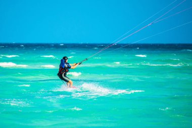 Cayo Guillermo, Küba - 25 Mart 2012: sporcular sörfçü dahil