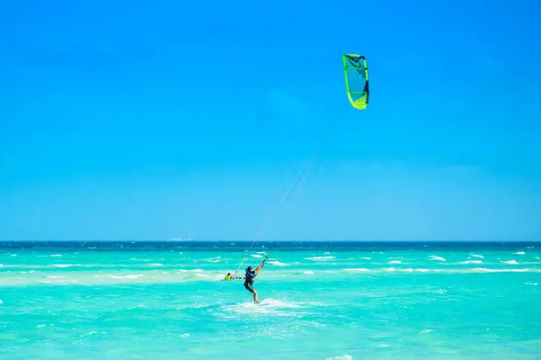 Cayo Guillermo , Cuba - 25 March 2012 : Athletes surfer involved — Stock Photo, Image