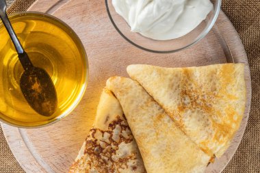 Krep yığını ahşap tahta yakın çekim yiyecek kavramı tatil