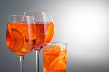 Hafif alkollü kokteyl Aperol spritz serinletici yaz bir 