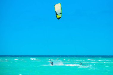 Cayo Guillermo, Küba - 25 Mart 2012: sporcular sörfçü dahil