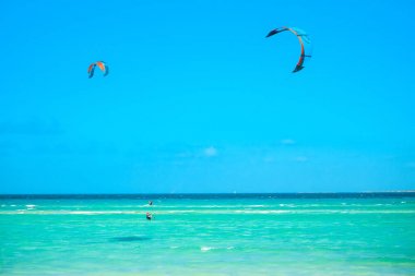 Cayo Guillermo, Küba - 25 Mart 2012: sporcular sörfçü dahil
