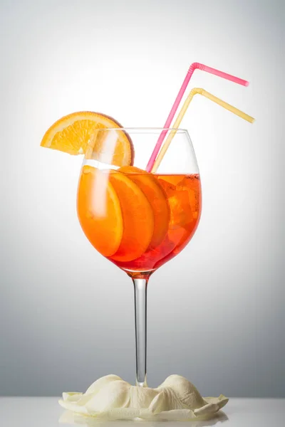 Hafif alkollü kokteyl Aperol spritz serinletici yaz bir 