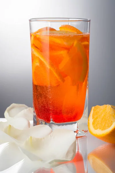 Été rafraîchissant léger cocktail alcoolisé Aperol spritz dans un — Photo