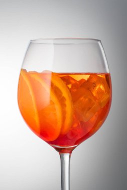 Hafif alkollü kokteyl Aperol spritz serinletici yaz bir 