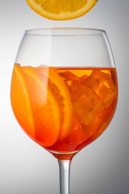 Hafif alkollü kokteyl Aperol spritz serinletici yaz bir 