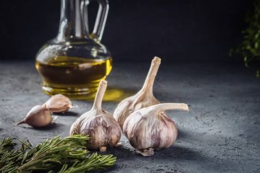 Sarımsak taze biberiye baharat otlar temel sebze zeytin yağı