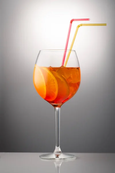 Verano refrescante cóctel ligeramente alcohólico Aperol spritz en un — Foto de Stock