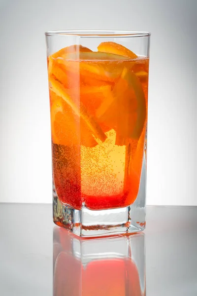 Verano refrescante cóctel ligeramente alcohólico Aperol spritz en un — Foto de Stock